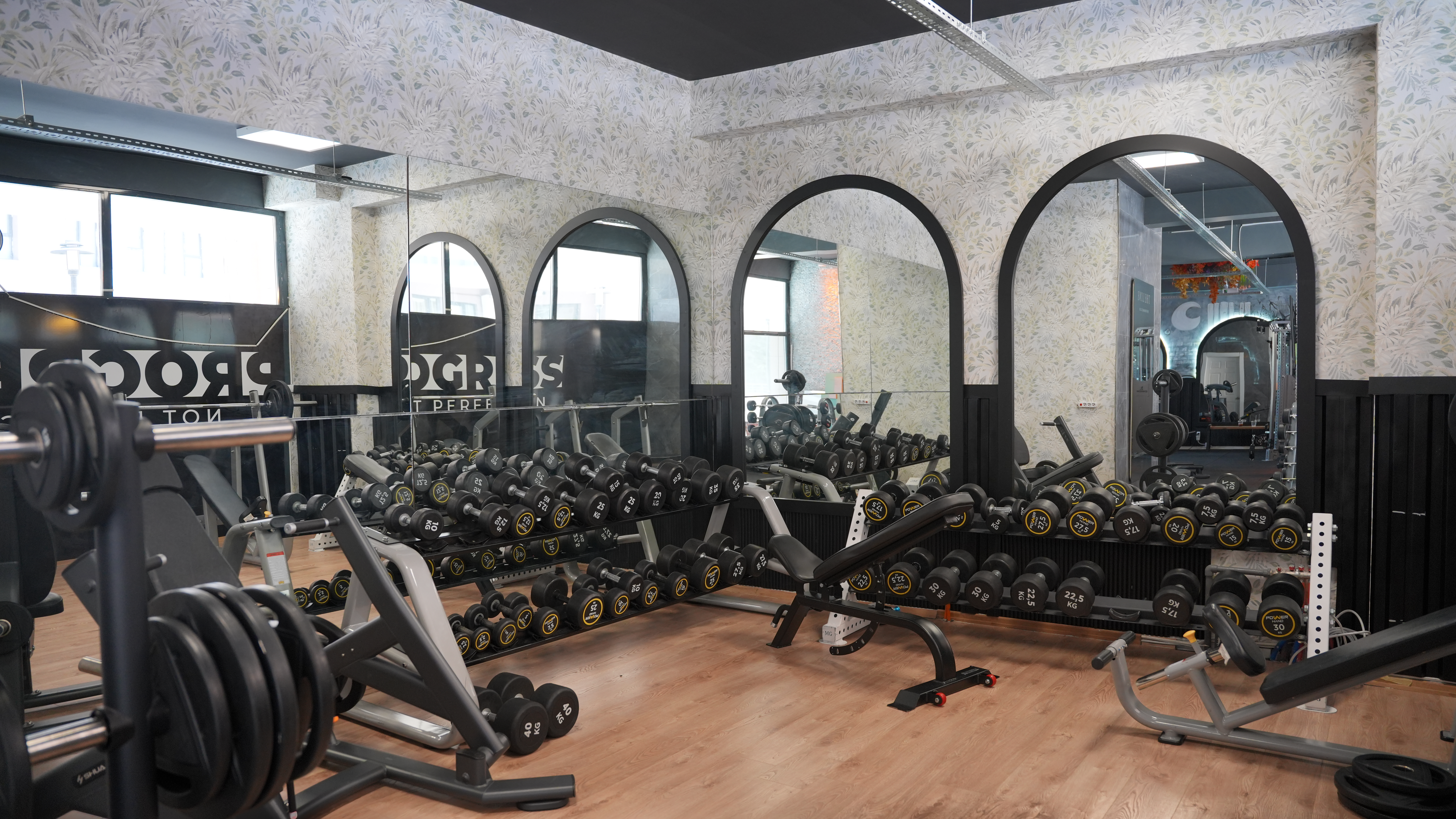 Karşıyaka fitness club serbest ağırlık alanı